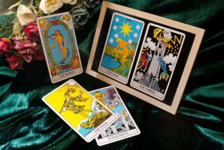 Pisces Love Horoscope - Tarot Prophet: Free 3 Card Tarot Reading with Sophia Loren